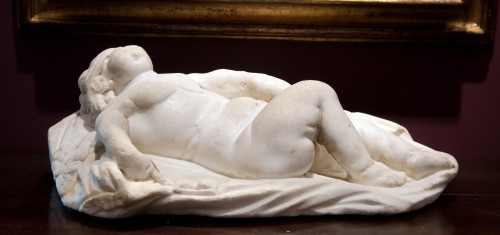 Eros endormi - Sculpture en marbre blanc, Italie fin XVIIe siècle  - Sculpture Style Louis XIV