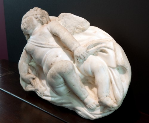 Eros endormi - Sculpture en marbre blanc, Italie fin XVIIe siècle  - Galerie FC Paris