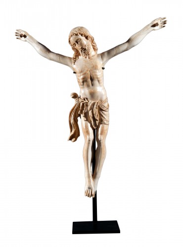 Grand Christ en ivoire sculpté, époque XVIIe siècle