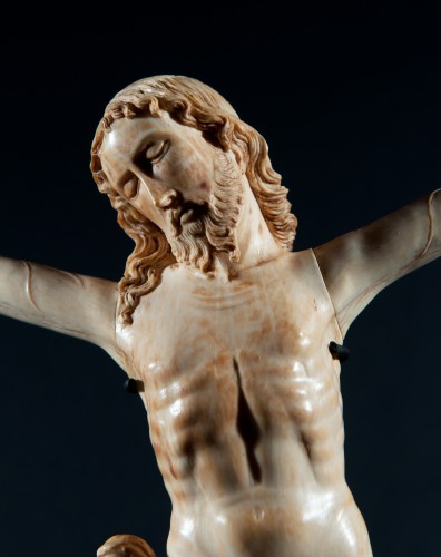 Grand Christ en ivoire sculpté, époque XVIIe siècle - Art sacré, objets religieux Style 