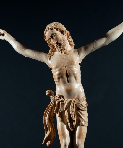 Art sacré, objets religieux  - Grand Christ en ivoire sculpté, époque XVIIe siècle