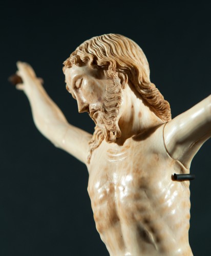 Grand Christ en ivoire sculpté, époque XVIIe siècle - Galerie FC Paris