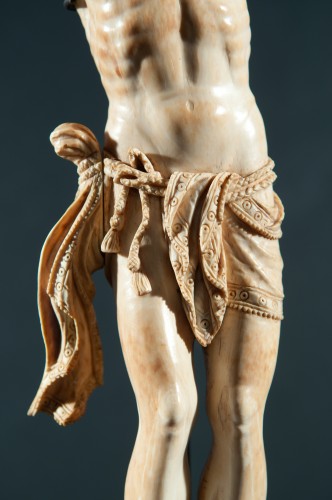 XVIIe siècle - Grand Christ en ivoire sculpté, époque XVIIe siècle
