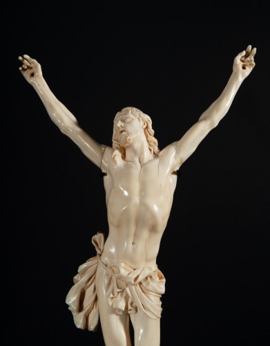 Grand Christ « vivo » en ivoire sculpté, France époque Louis XIV - Sculpture Style Louis XIV