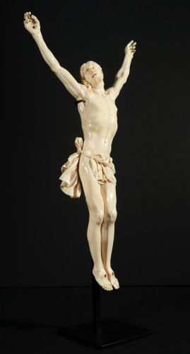 Sculpture  - Grand Christ « vivo » en ivoire sculpté, France époque Louis XIV