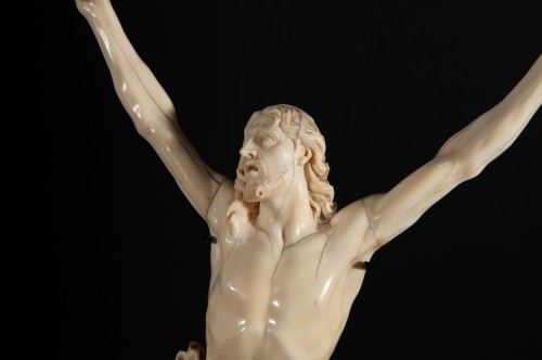 Grand Christ « vivo » en ivoire sculpté, France époque Louis XIV - Galerie FC Paris