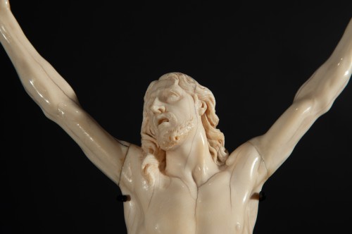 XVIIe siècle - Grand Christ « vivo » en ivoire sculpté, France époque Louis XIV
