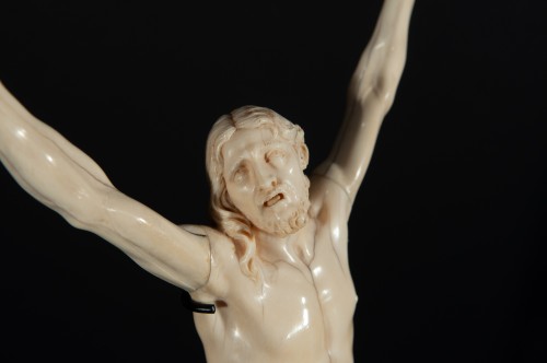 Grand Christ « vivo » en ivoire sculpté, France époque Louis XIV - Louis XIV
