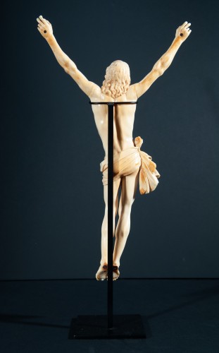 Antiquités - Grand Christ « vivo » en ivoire sculpté, France époque Louis XIV