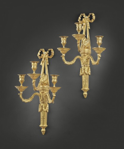 Paire d’appliques enrubannée, à trois bras de lumière en bronze ciselé et doré - Luminaires Style Louis XVI