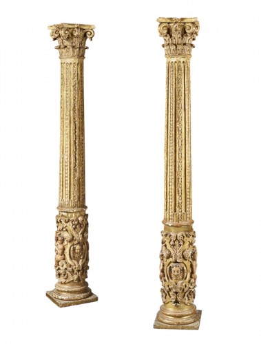 Pair of columns decorated with angels'heads and putti