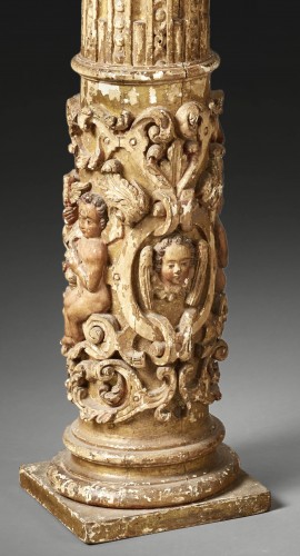 Pair of columns decorated with angels'heads and putti - 