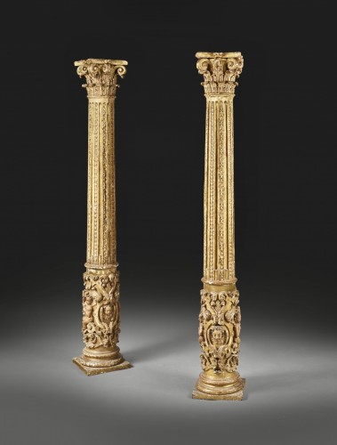 Pair of columns decorated with angels'heads and putti - 