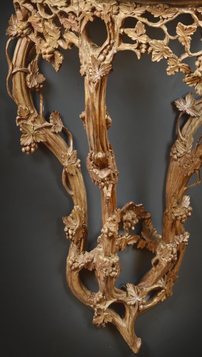 Console en bois naturel à motifs de pampres de vigne - Galerie Léage