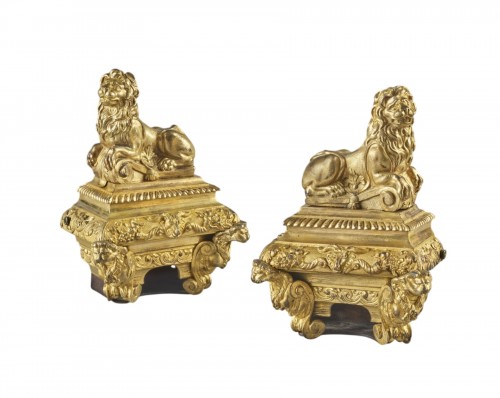 Paire de chenets aux lions couchés