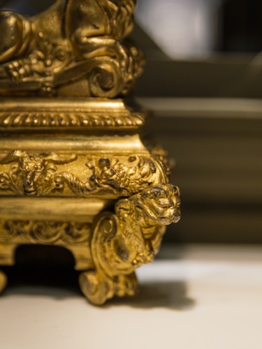 Régence - Paire de chenets aux lions couchés