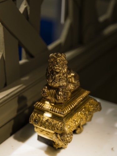 Antiquités - Paire de chenets aux lions couchés