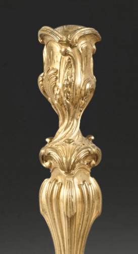 XVIIIe siècle - Paire de flambeaux en bronze doré