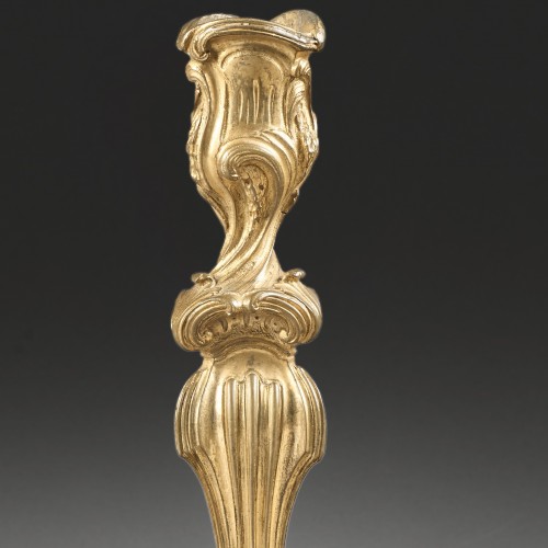 XVIIIe siècle - Paire de flambeaux en bronze doré