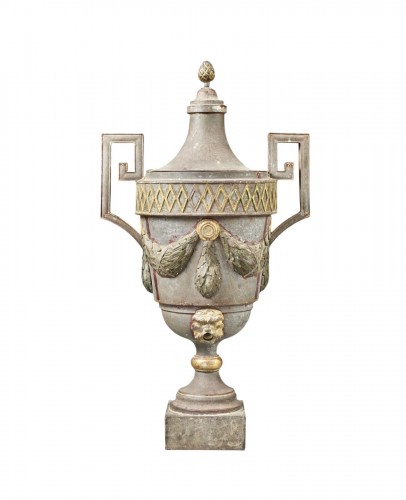 Fontaine en tôle peinte et dorée