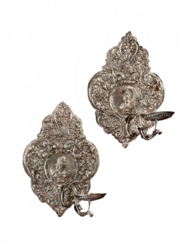 Paire d’appliques en métal repoussé