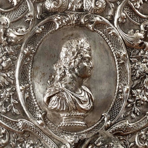 17th century - Pair of wall lights in embossed metal