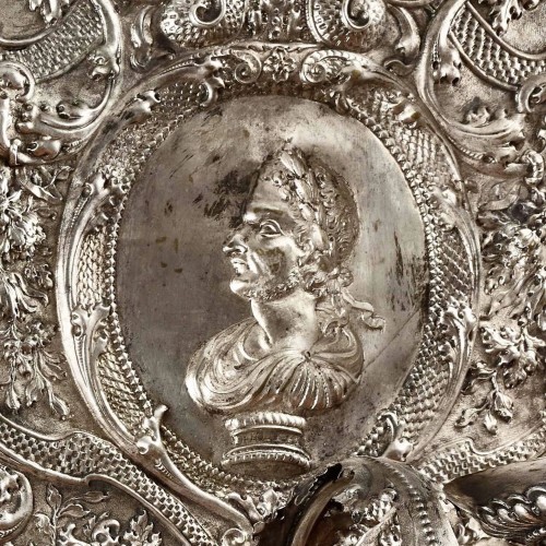 Antiquités - Pair of wall lights in embossed metal