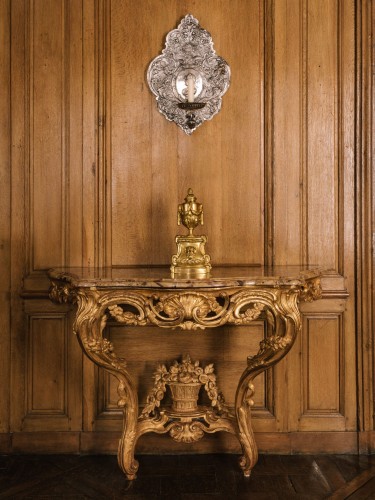 Antiquités - Pair of wall lights in embossed metal