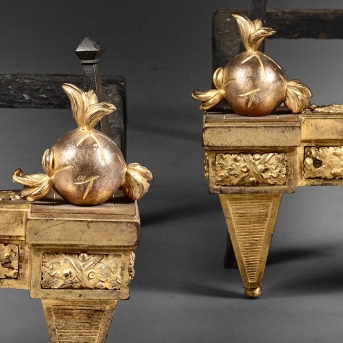 Objet de décoration  - Paire de chenets à motif de boule à feu