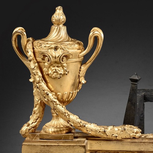 Paire de chenets à motif de boule à feu - Galerie Léage