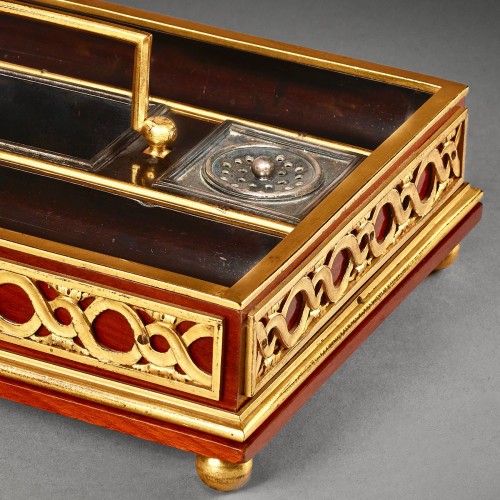 Encrier en placage d’ébène et d’acajou à frise d’entrelacs - Objet de décoration Style Louis XVI