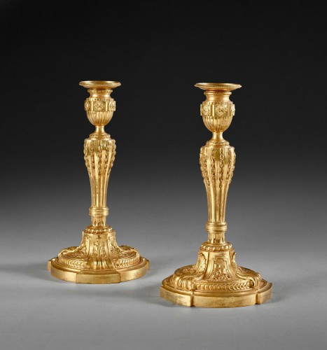 A fine pair of Louis XVI ormolu candlesticks - 