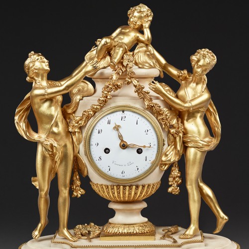 Mantel clock in a vase shape surrounded by two Graces and a Putto - Horology Style Louis XVI