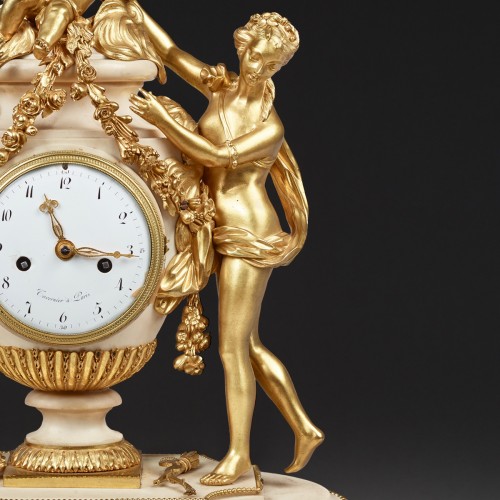 Horology  - Mantel clock in a vase shape surrounded by two Graces and a Putto