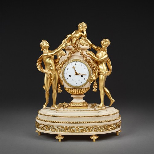 Mantel clock in a vase shape surrounded by two Graces and a Putto - 