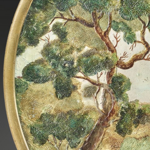 Médaillon en Compigné représentant une scène de village arborée - 