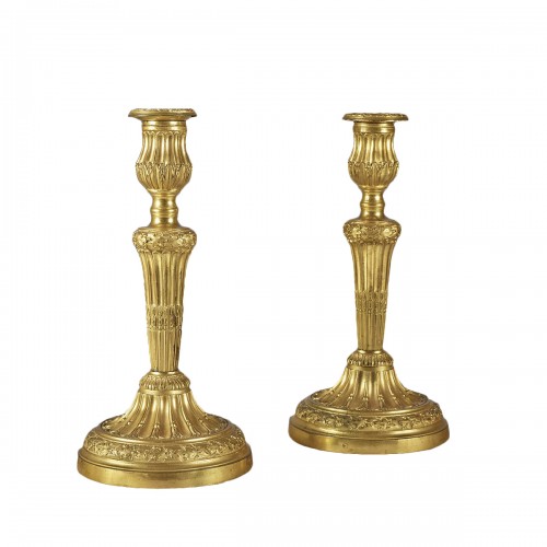 Paire de flambeaux à cannelures rudentées à frise de feuilles de chênes