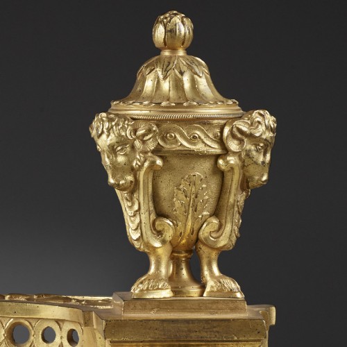 Objet de décoration  - Paire de chenets à vases tripode et grenade