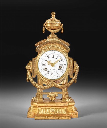 Mantel clock in the Greek taste, crowned with a vase and lion mufles - Horology Style Louis XVI