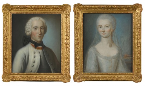 Paire de portraits d'homme à la redingote grise et de femme à la robe bleue