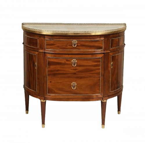 Commode demi-lune estampillée de J.A. Leclerc