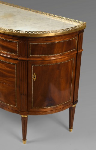 Mobilier Commode - Commode demi-lune estampillée de J.A. Leclerc