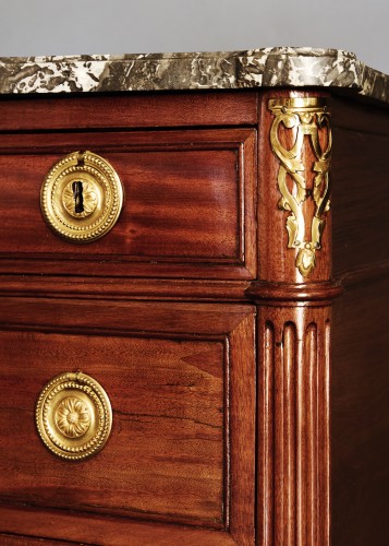 XVIIIe siècle - Commode Louis XVI estampillée N.Henry