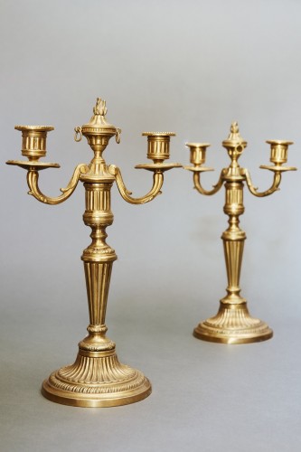 Luminaires Bougeoirs et Chandeliers - Paire de bougeoirs en bronze doré milieu 19e