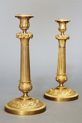 Paire de bougeoirs en bronze doré d'époque Restauration - Galerie François Paul Belliard