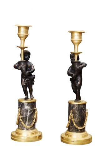 Paire de bougeoirs figure d’enfant