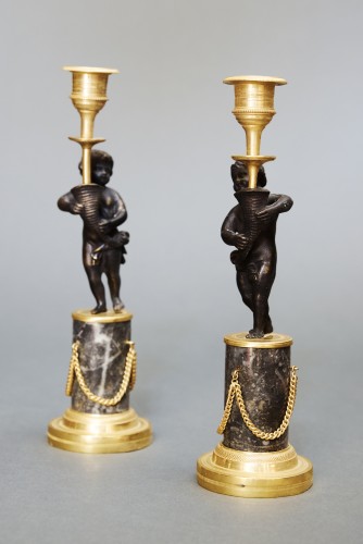 XVIIIe siècle - Paire de bougeoirs figure d’enfant