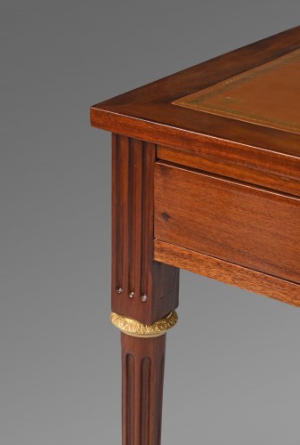 Mobilier  - Table écritoire, estampillée de Vassou
