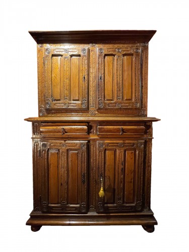 Small two-body buffet decorated with bird feathers