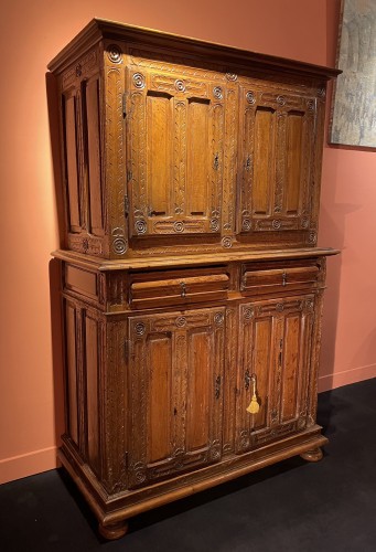 Small two-body buffet decorated with bird feathers - Furniture Style Renaissance